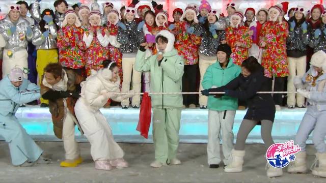 谢娜宋小宝带队南北游客雪地拔河