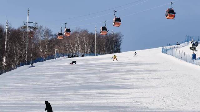 开始以为滑雪的是高手，原来摄影师才是王者