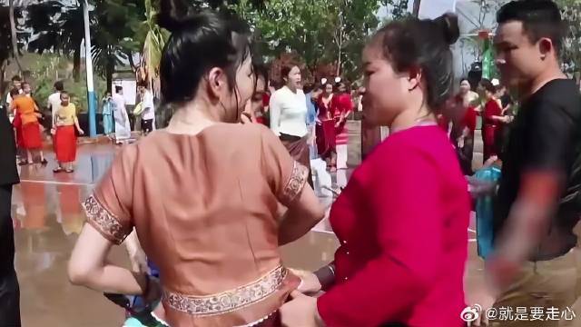 谭松韵衣服穿反了，好在有村民提醒，不然就尴尬了！