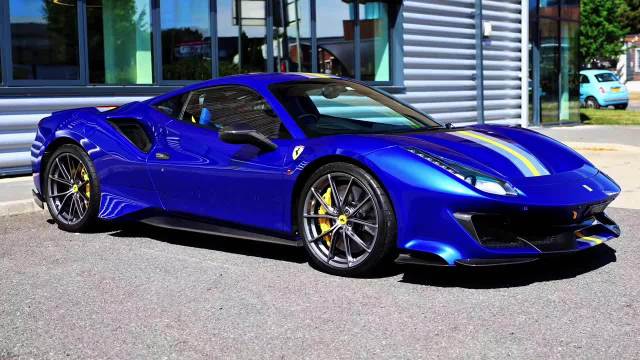 法拉利 488 Pista，喜欢这个颜色吗！
