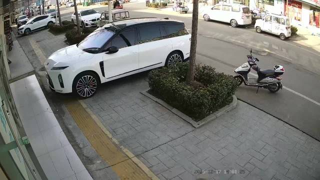 把蔚来es8停在店门口， 前备箱突然开了， 店主看了监控才明白怎么回事