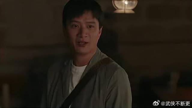 罗泉客气让吃烧烤，阿遥当真伸手拿，红豆一巴掌老实！