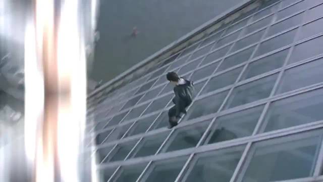 成龙从21层高楼跳下，创造吉尼斯世界记录，背后藏着温暖故事 我是谁 | 电影