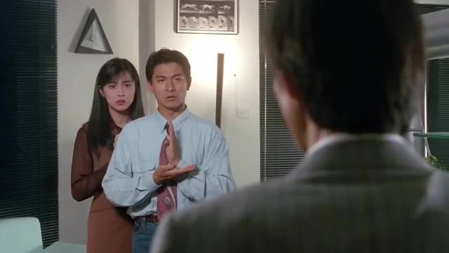 “皮鞋鞋底通了吧，脚趾印都出来了”