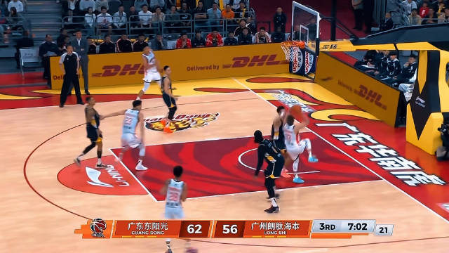 裁判吹罚胡明轩对陈国豪犯规 随后哈哈哈哈 吃瓜群众崔永熙和杜润旺上线！