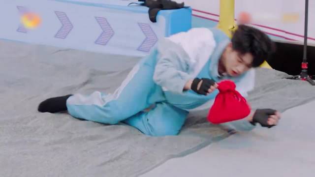 欧豪胳膊有多长！直接一跃精准拿到奖品，白鹿都看傻眼了