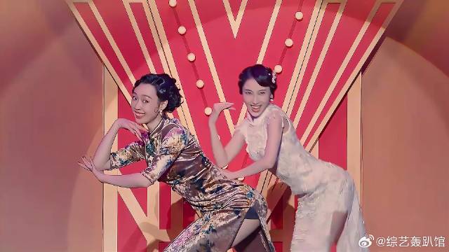 张小婉狂秀大长腿！原地高劈叉，黄渤看呆！