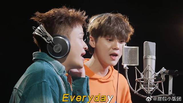 专业歌手就是好带，王勉鹿晗录歌一遍就过，味太对了丨五哈