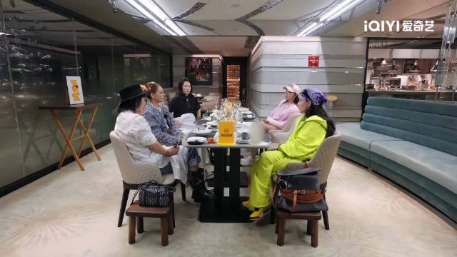 刘嘉玲何赛飞互曝暗语，繁花团逛街港片氛围浓