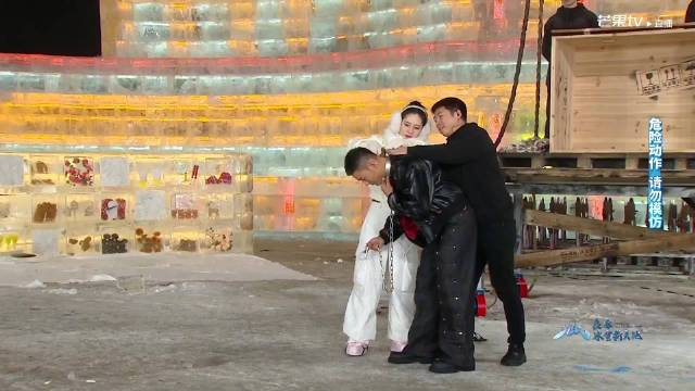 谢娜、邓男子 奇幻滑雪魔法秀《雪脉觉醒》魔术