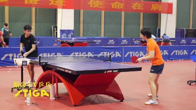 林诗栋与蒯曼两年前对练吸短技术，那时候还是两个年轻的小孩