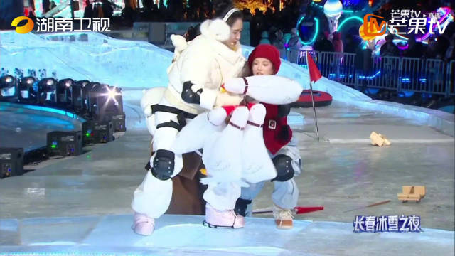 谢娜接力赛踉跄队友搀扶完成比赛