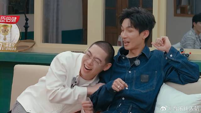 千万别让陈楚生遇到弹壳，两人凑一块，简直是第二个萧敬腾！