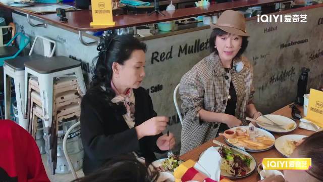 繁花团为邵子恒策划生日惊喜，全员假装合照亮蛋糕