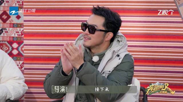 宋雨琦被李晨晃动吓到，实为游戏准备动作