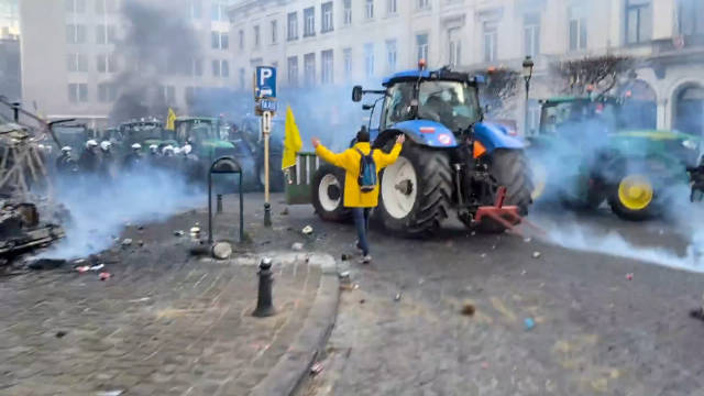 法国农民开拖拉机赴布鲁塞尔抗议欧盟贸易协定