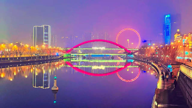 天津夜色独美，市民乘公交享悠闲时光