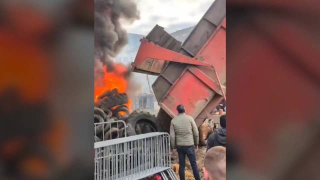 上万农民驾拖拉机在欧盟总部外抗议：烧垃圾向警察扔土豆 欧盟领导人在此开会