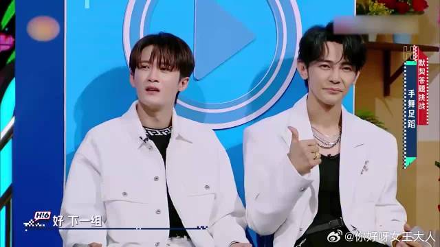 何炅张艺兴同台跳舞，何炅五官都在用力，有被可爱到