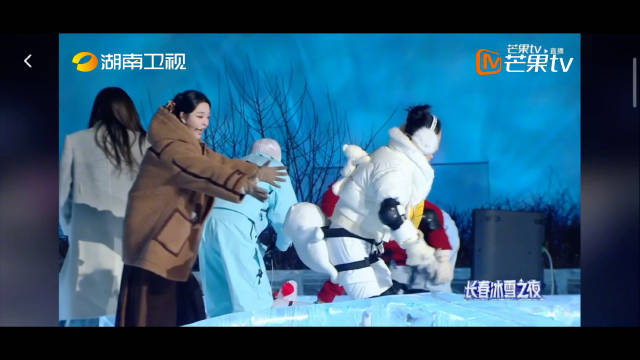 谢娜李莎旻子冰面秒怂变奶奶步