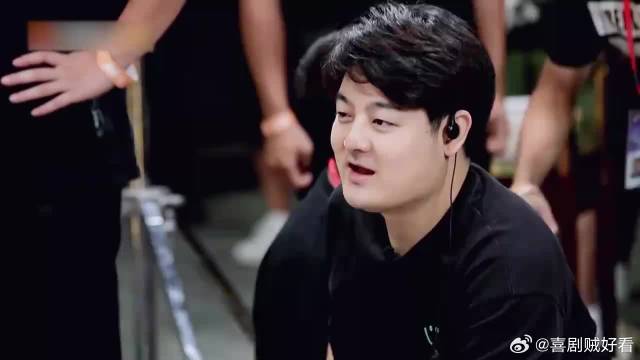 张艺兴GAI一上来就被导演要手机，俩人一脸懵，笑疯众人