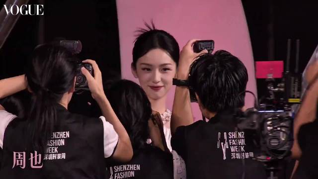 姐姐，这个现场变装简直不要太酷