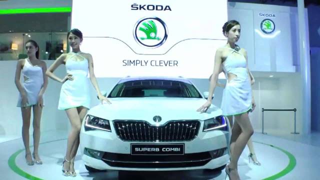 车展现场车模，更喜欢哪一个？