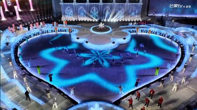 开场好多人啊！主持人@齐思钧 南方队@谢娜 @李维嘉 @李莎旻子Leo