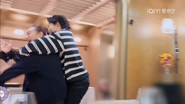 《一路繁花2》柯淳玩真心话大冒险被整蛊，与宁静抢手机笑翻全场