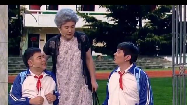 别人演像个傻子，艾伦不像演的