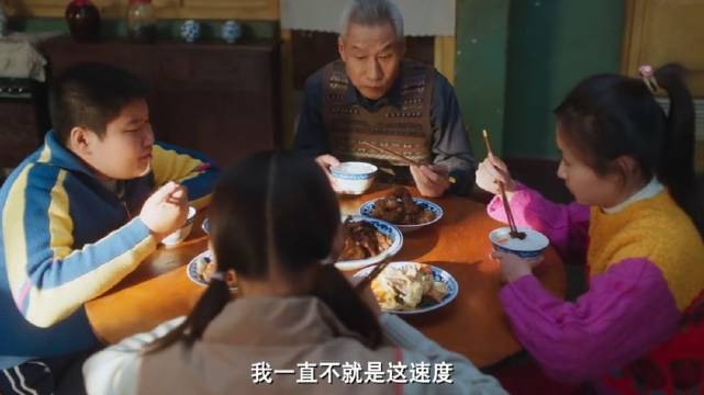 三个孩子都在用自己的方式接受和包容着对方，看的心软软的