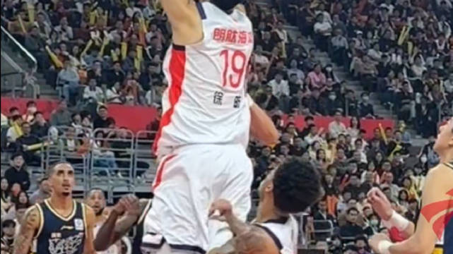 广东德比战，徐昕故地重游，以两记灌篮宣告“回归”，广州龙狮