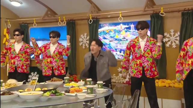 刘涛长春品铁锅炖大鹅，185男团热情接待