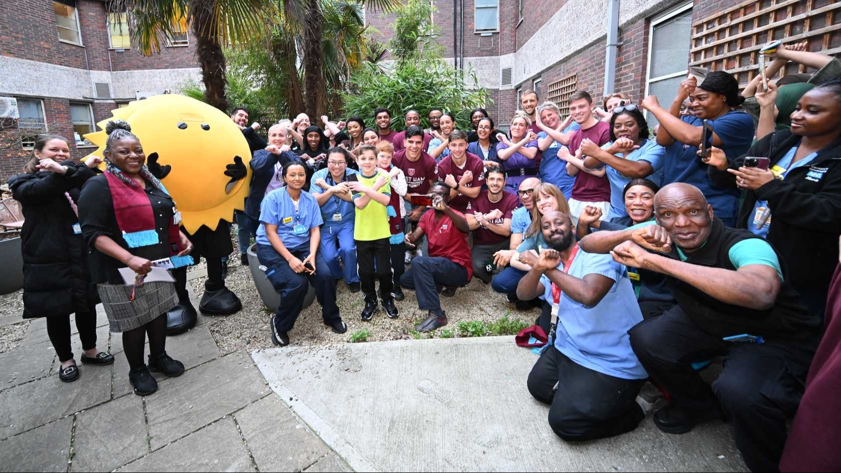 西汉姆联球员集体探访纽汉姆大学医院送温暖