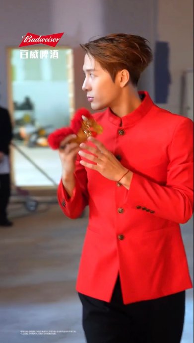 沒有人告诉我啤酒的广也可以拍的那么可爱啊 百威我喜欢你