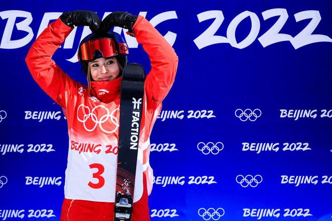 谷爱凌国际雪联世界杯三连冠后，面对身份争议如何展现体坛明星的全球影响力与自由？