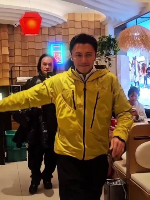 谢霆锋现身哈尔滨街头引围观