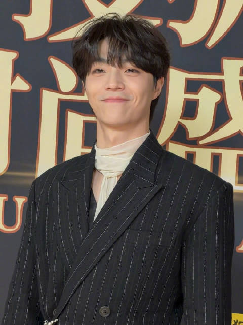 这是真无法保持苹果肌扁平了 陈立农是什么可爱修勾 深v白纱丝巾好纯欲