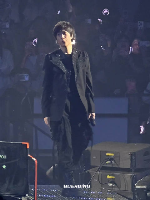 周杰伦演唱会牵粉丝合唱引全场沸腾