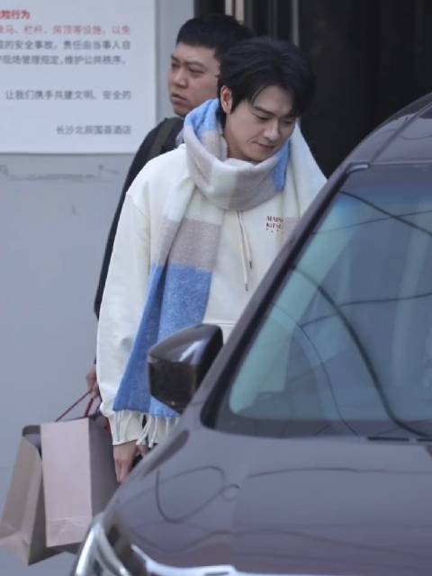 魏大勋录制《你好星期六》路透！穿着白卫衣带着围巾，有冬日男友内味了！