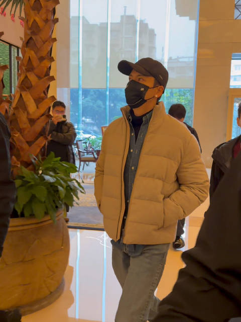 20251219陈伟霆前往泸州参加音乐节路透. 陈伟霆邀请王安宇去家里玩