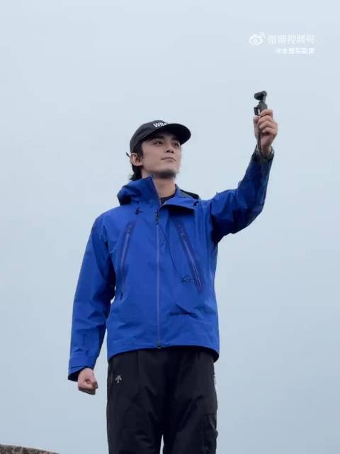 吴磊山顶活力邀拍少年感十足