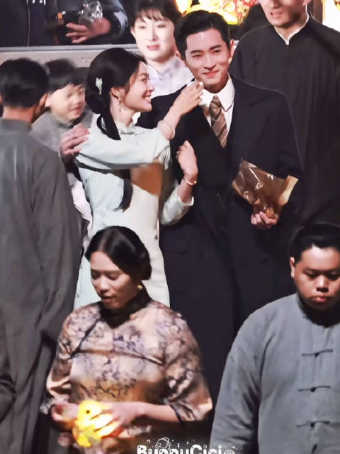 丞磊徐若晗玉簟秋路透曝光，民国情侣互动甜蜜