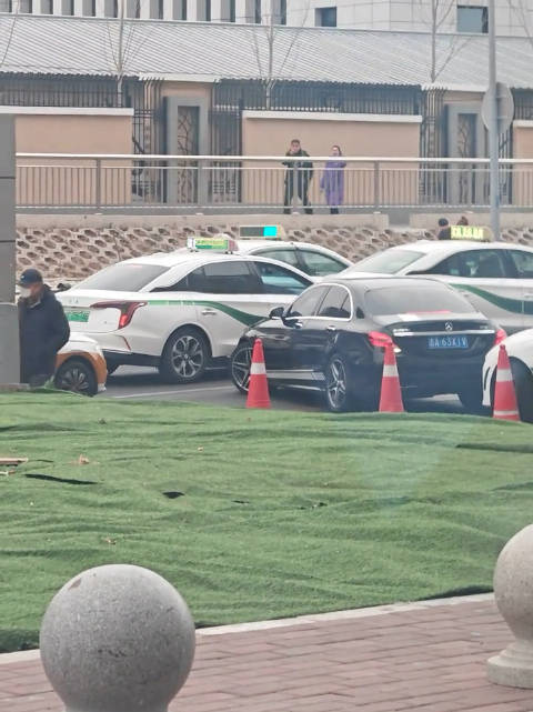 出租车排队堵医院出口致车辆滞留