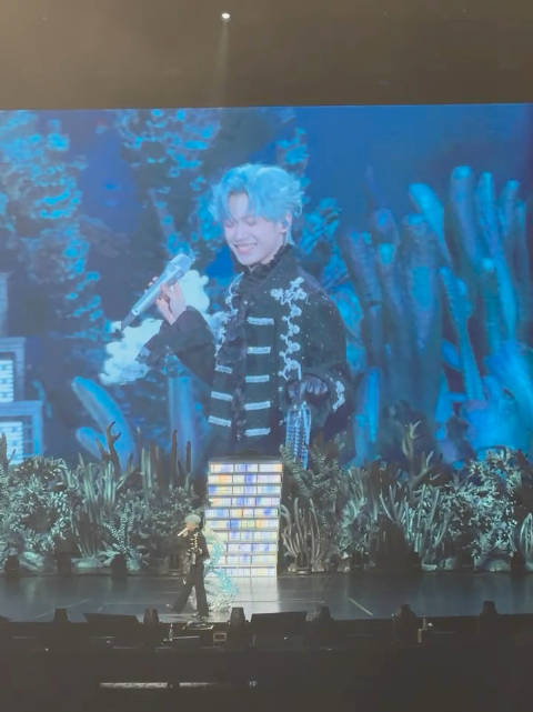 梓渝演唱会万人合唱小黎明