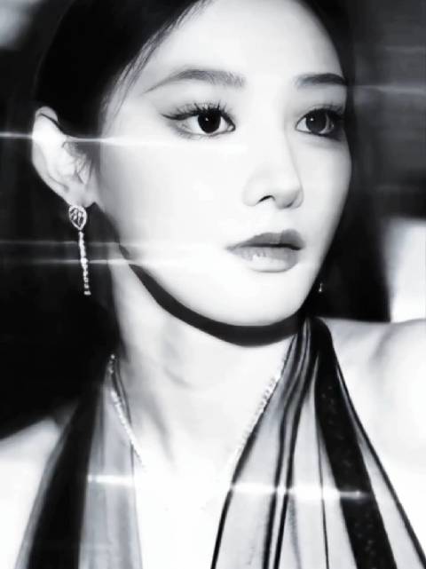 彭小苒搜狐盛典生频惊艳，怼脸镜头展立体五官