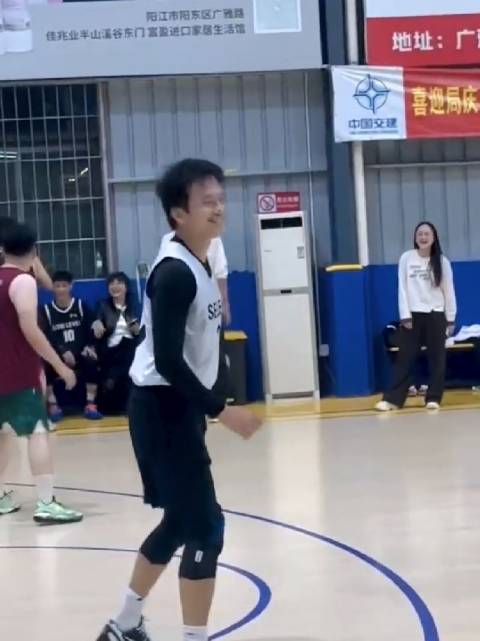 此人居然可以在篮球场上扭屁股