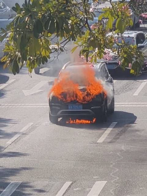 油车宝马，最近这是也遭到网络暴力？昨天也刷到一台新能源宝马起火了！