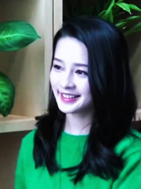 李沁受访坦言期待粉丝看到素颜，自信展现真实面貌