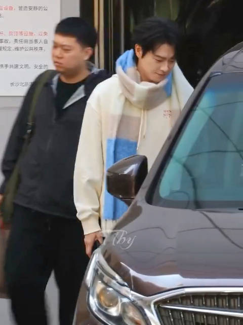 魏大勋的穿搭太偶像剧了，所以才害羞了吧 魏大勋穿白色搭蓝好清新，好看！